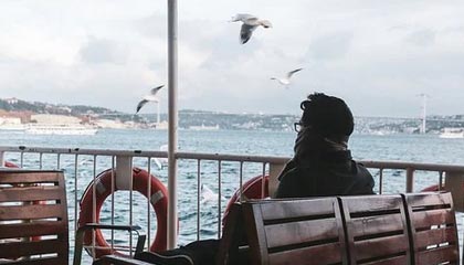 床上打扑克是生活的仪式：在舒适的床边绽放默契